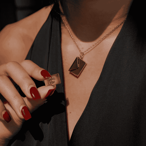 Collana "Lettera d'Amore" – Un Regalo Speciale